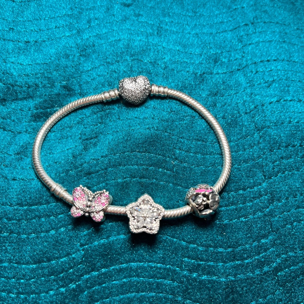 Selling this beautiful  bracelet in silver.925